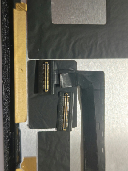 元のパネルは、仮組みしたときにくっついた両面テープをはがそうとした弾みでちぎれたのであった（てへっ